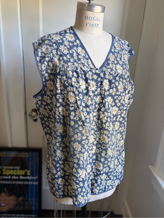 Tops - Vintage “Artistic Creation” Floral Snap Front Artist Smock